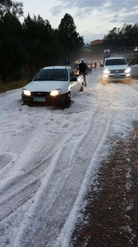 Temporal acompanhado de vento forte causa transtornos em Caxias do